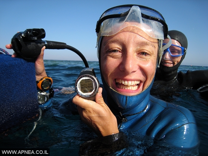 Мировой рекорд по погружению без акваланга. Sarah Campbell Freediving. Погружение без акваланга. Человек в акваланге.